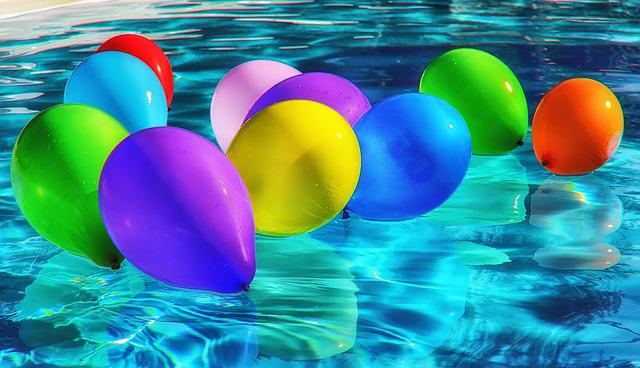 balónky na hladině bazénu