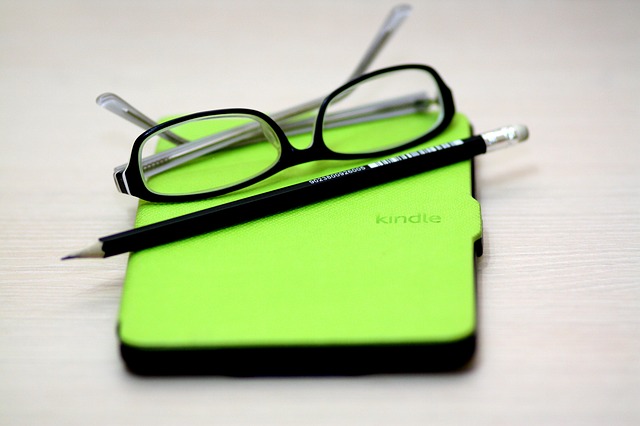brýle, notebook a tužka