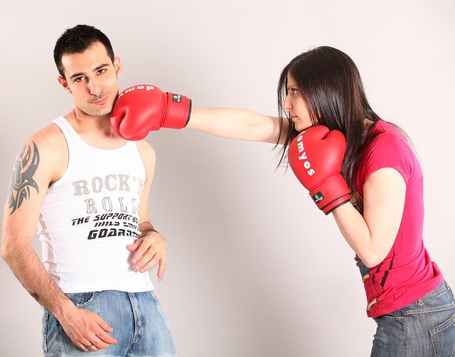 žena boxující muže do tváře.jpg